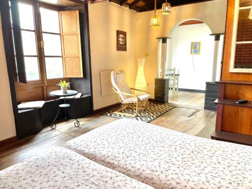 エルミグアにあるCasa El Patioのベッドルーム1室(ベッド1台、椅子、テーブル付)