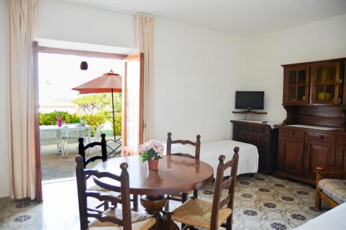 una camera con tavolo, letto e televisore di Villa Erade a Ischia