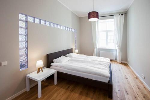 En eller flere senge i et værelse på Modern & Spacious 80m2 Apartment in Riga Old Town