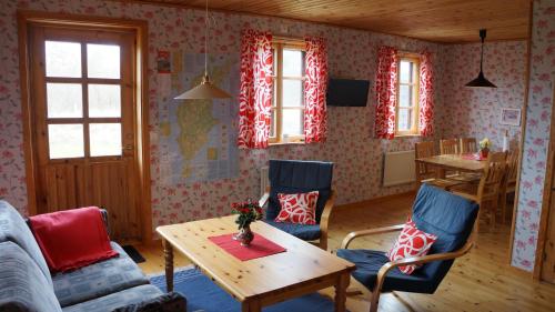 sala de estar con mesa y sillas en Norrvange Stugor en Kappelshamn