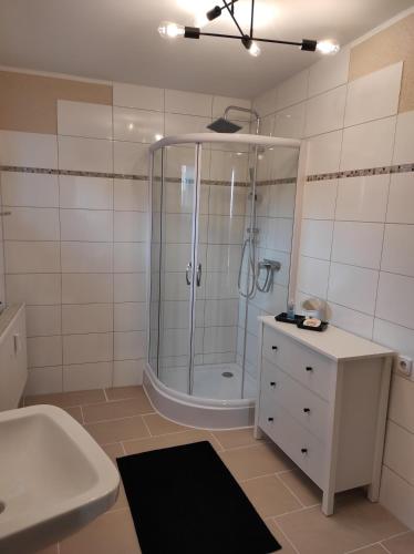 A bathroom at Gästehaus Zur Fähre