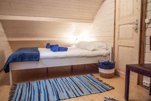 Un pat sau paturi într-o cameră la Ungru Holiday Houses