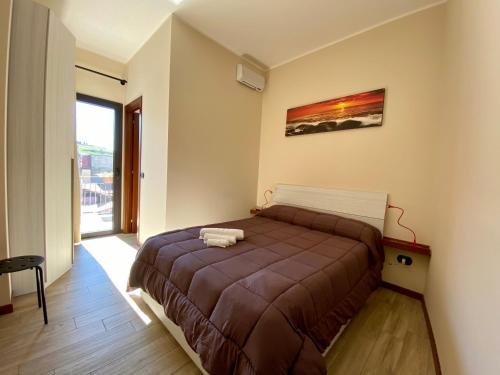 a bedroom with a bed in a room at Casa Del Corso in Maletto