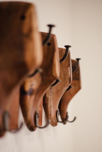 four pieces of wood hanging on a wall at Smarthotel Völkermarkt in Völkermarkt