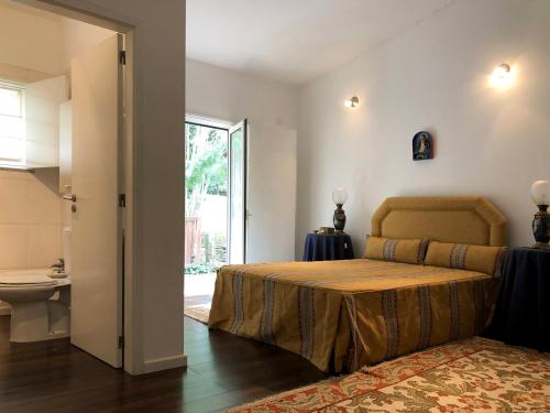 una camera con letto e un bagno con lavandino di Casa do Galo / Galo House a Vimioso