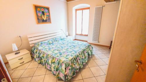 a bedroom with a bed and a window at Appartamenti San Francesco in Lazise