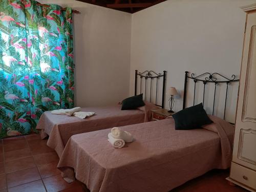 2 camas en una habitación con 2 camas sidx sidx sidx sidx sidx sidx en Casa El Somadero A, en Fuencaliente de la Palma