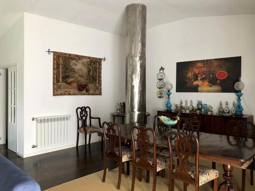 una sala da pranzo con tavolo e sedie in legno di Casa do Galo / Galo House a Vimioso
