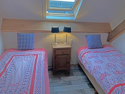 Habitación con 2 camas y mesa con 2 lámparas en Christinahoeve Oude Deel #4 en Boskoop