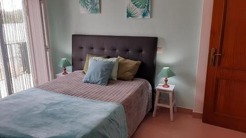 Tempat tidur dalam kamar di OCEANUS ROOM With private kitchen and bathroom 600m from the beach