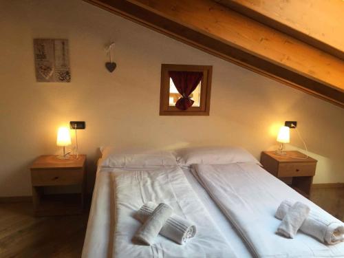 A bed or beds in a room at Apartments Pieve di Ledro/Ledrosee 36345