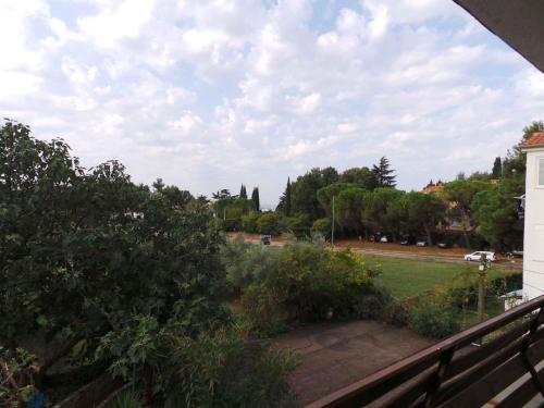 a view of a yard from a balcony at Apartments in Novigrad - Istrien 31220 in Karpinjan
