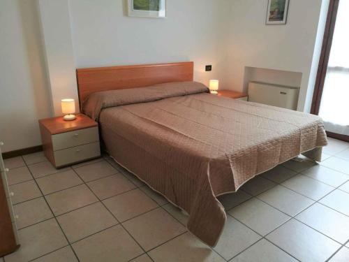 - une chambre avec un lit et deux lampes sur les tables dans l'établissement Apartments in Lazise/Gardasee 21944, à Lazise