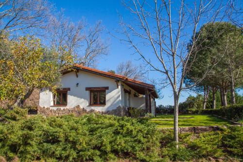 a white house with a tree in front of it at Finca La Sayuela in El Raso