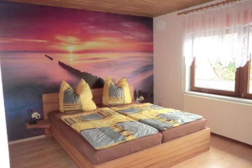 Schlafzimmer mit einem Bett mit Wandgemälde in der Unterkunft Apartments in Ribnitz-Damgarten 36531 in Ribnitz-Damgarten