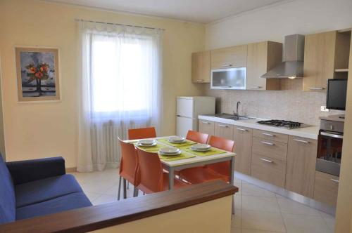 une cuisine avec une table et des chaises dans l'établissement Apartment in Lazise/Gardasee 36123, à Lazise