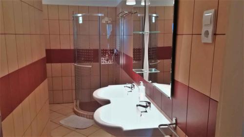 een badkamer met 2 wastafels en een douche bij Holiday home in Siofok/Balaton 31176 in Siófok