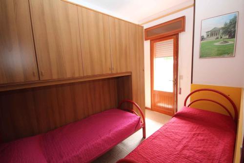 Posteľ alebo postele v izbe v ubytovaní Apartments in Rosolina Mare 25011