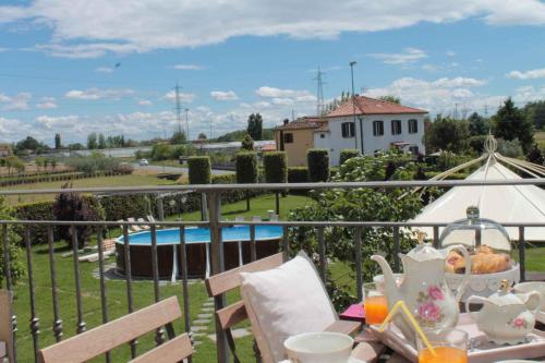 Bazén v ubytovaní Holiday home in Montecarlo Lucca 23964 alebo v jeho blízkosti