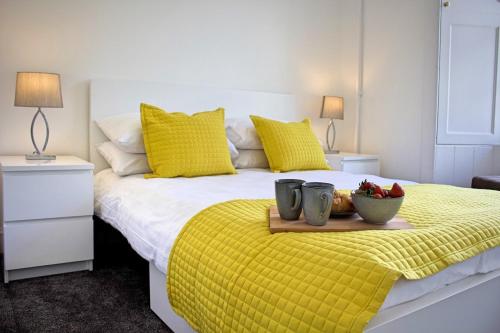 מיטה או מיטות בחדר ב-Wallace View Apartment