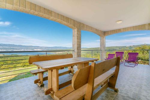 ein Esszimmer mit einem Holztisch und Stühlen in der Unterkunft Apartments in Cizici - Insel Krk 31083 in Čižići