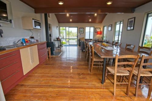 Omau Settlers Lodge Motel في ويستبورت: مطبخ وغرفة طعام مع طاولة وكراسي