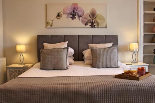 Una cama con dos lámparas y una bandeja de fruta. en Kirk View Apartment en Stirling