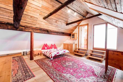 Duży pokój z łóżkiem i dywanem w obiekcie Holiday Homes in Rennweg am Katschberg 47 w mieście Aschbach