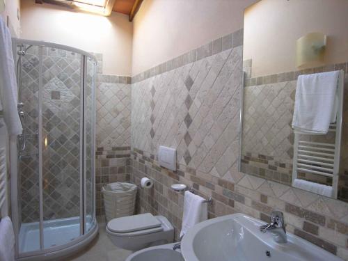 y baño con lavabo, aseo y ducha. en Apartments in Barberino di Mugello 23852, en Barberino di Mugello