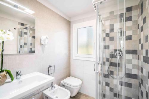 uma casa de banho com um WC, um lavatório e um chuveiro em Apartment in Manerba del Garda 22048 em Manerba del Garda
