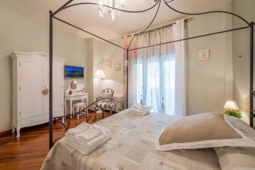una camera con letto a baldacchino e lampadario pendente di Apartment in Sorrento/Kampanien 31442 a Sorrento