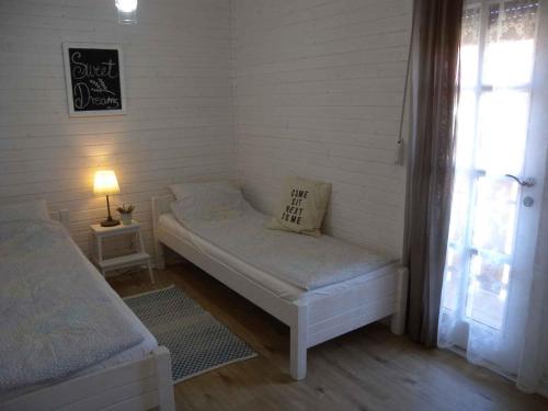een kleine kamer met een bed en een raam bij Holiday Homes in Balatonmariafürdo 19438 in Balatonkeresztúr