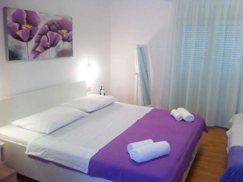 a bedroom with a bed with two towels on it at Apartment in Lopar/Insel Rab 36121 in Lopar