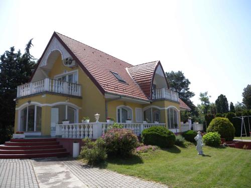 una pequeña casa amarilla con techo en Apartment in Badacsony - Balaton 18014, en Badacsony