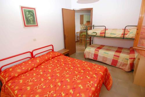 um quarto com 2 camas e 2 beliches em Apartments in Rosolina Mare 24848 em Rosolina Mare