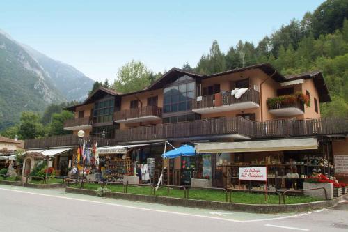 een gebouw aan de kant van een straat met een winkel bij Apartments Molina di Ledro - Ledrosee 22633 in Molina di Ledro
