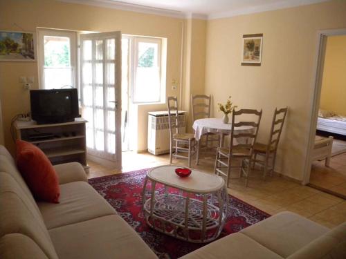 - un salon avec un canapé et une table dans l'établissement Apartment in Balatonbereny 18127, à Balatonberény