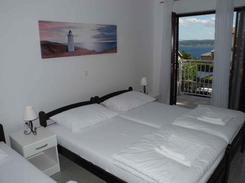 Postel nebo postele na pokoji v ubytování Apartments in Crikvenica 30464