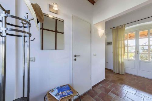 a hallway with white walls and a door and a table at Studio in Vizinada/Istrien 36126 in Baldaši