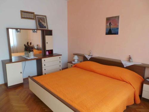 een slaapkamer met een bed, een dressoir en een spiegel bij Apartment in Fazana/Istrien 35838 in Fažana