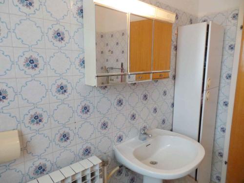 een badkamer met een wastafel en een spiegel bij Apartment in Fazana/Istrien 35838 in Fažana