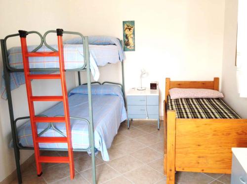 una habitación con dos literas y un escritorio en Apartment in Rosolina Mare 33096, en Rosolina Mare