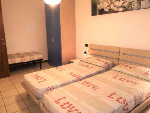 um quarto com duas camas num quarto em Apartment in Bardolino/Gardasee 21881 em Bardolino