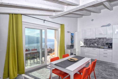 uma sala de jantar com mesa e cadeiras e uma cozinha em Apartments in Tremosine sul Garda 34645 em Tremosine Sul Garda