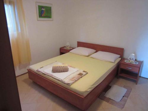 a bedroom with a bed with two nightstands and a bed sidx sidx sidx at Apartments Karlobag/Velebit Riviera 17136 in Vidovac