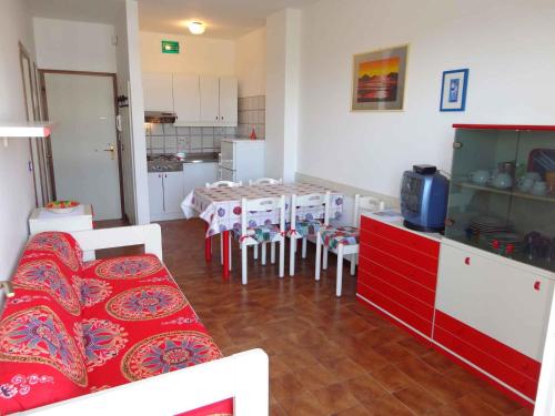 una cucina e un soggiorno con tavolo e sedie di Apartment in Porto Santa Margherita 25673 a Porto Santa Margherita di Caorle