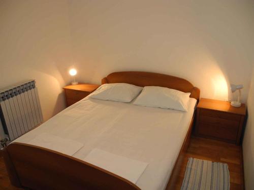 Postel nebo postele na pokoji v ubytování Apartments in Dramalj 13781
