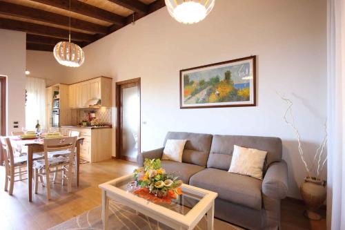 ein Wohnzimmer mit einem Sofa und einem Tisch in der Unterkunft Apartments in Laureana Cilento 33823 in Laureana Cilento