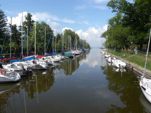 バラトンケレストゥールにあるHoliday home in Balatonkeresztur 34529の川にたくさんの船が停泊している