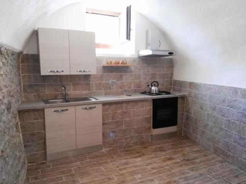 Kuchyňa alebo kuchynka v ubytovaní Apartments in Tremosine/Gardasee 33428